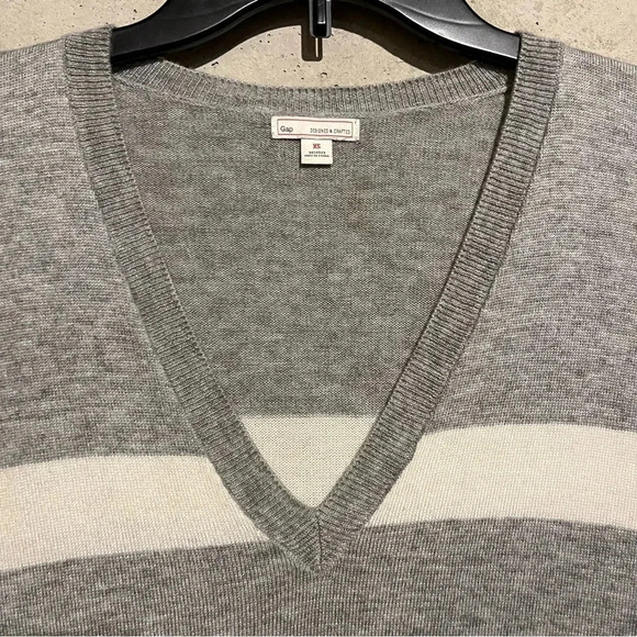Women’s GAP Lightweight Sweater, Gray & White Striped Deep V-Neck Size XS - Picture 2 of 8